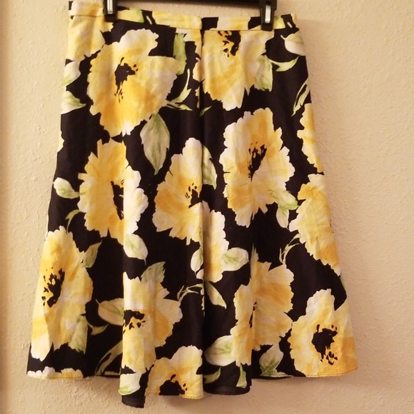 🚫SOLD🚫 Floral A-Line Skirt - Picture 3 of 6